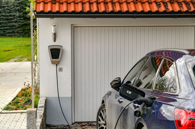 Une voiture est en train de recharger à la borne