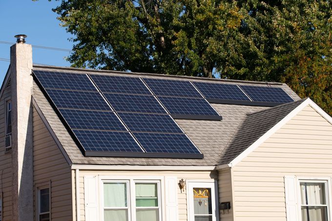 Des panneaux photovoltaïques sur le toit d'une maison