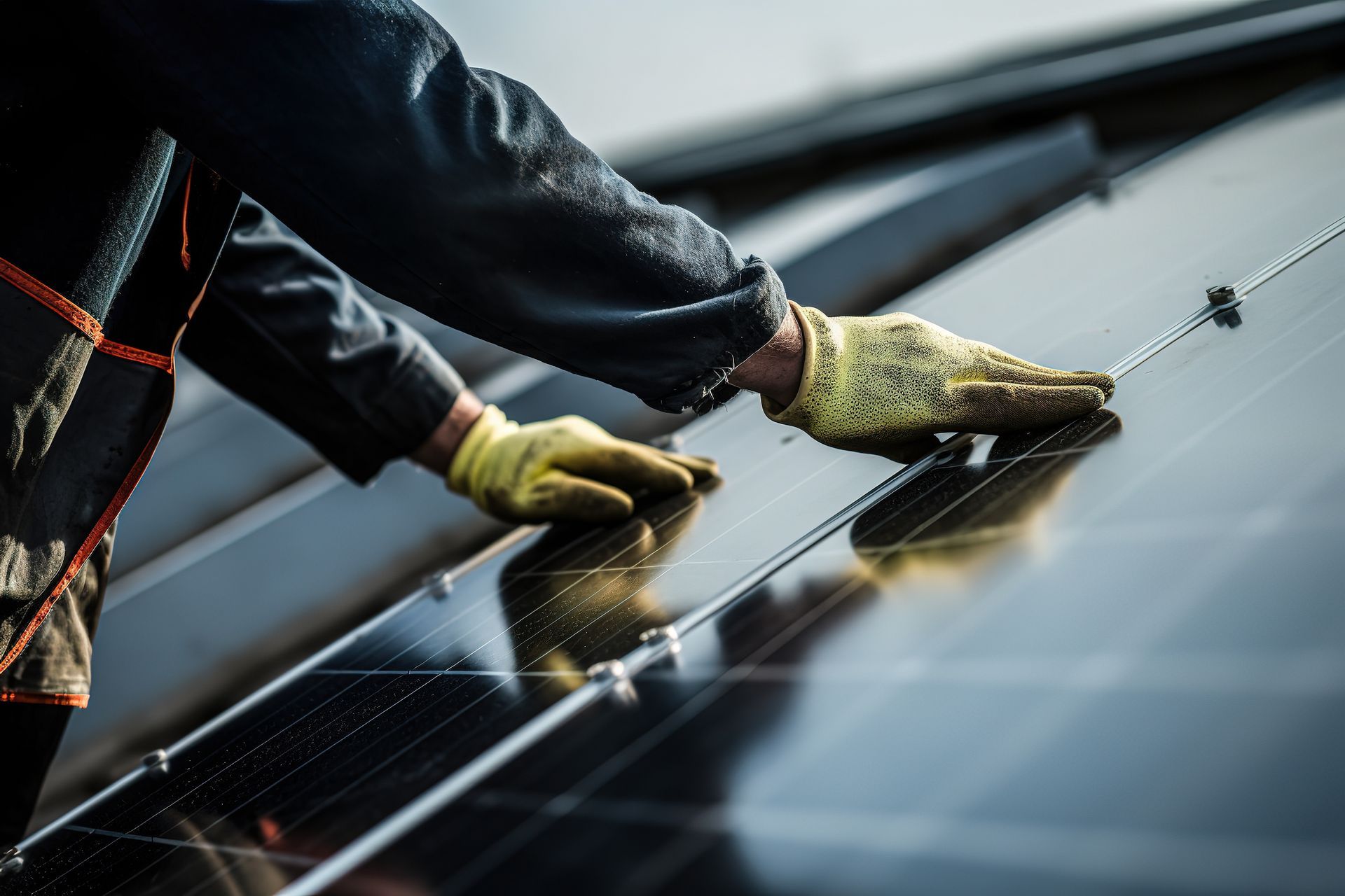 Un homme installe des panneaux photovoltaïques