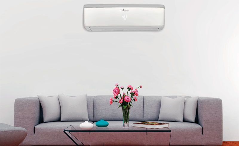 Une climatisation au dessus d'un canapé