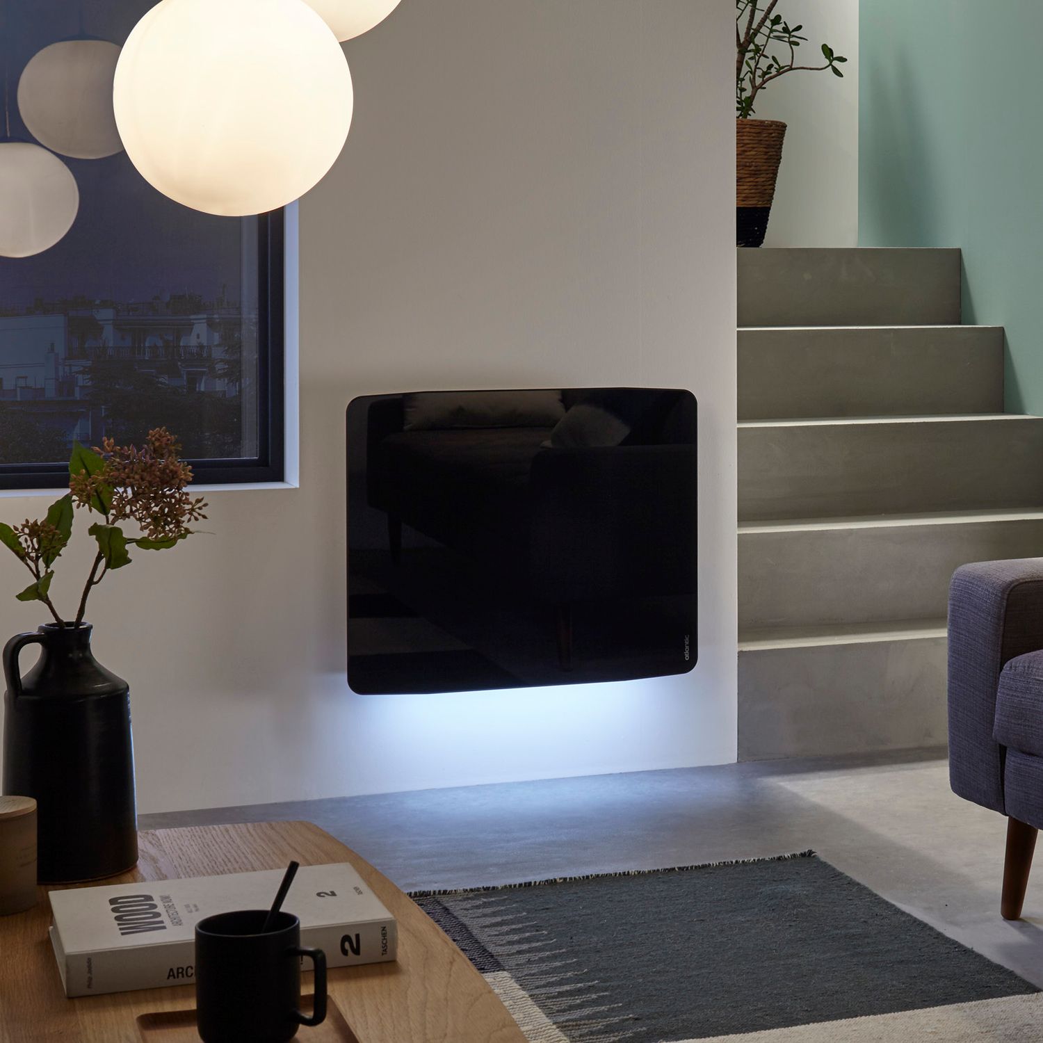 Un radiateur électrique contre un mur