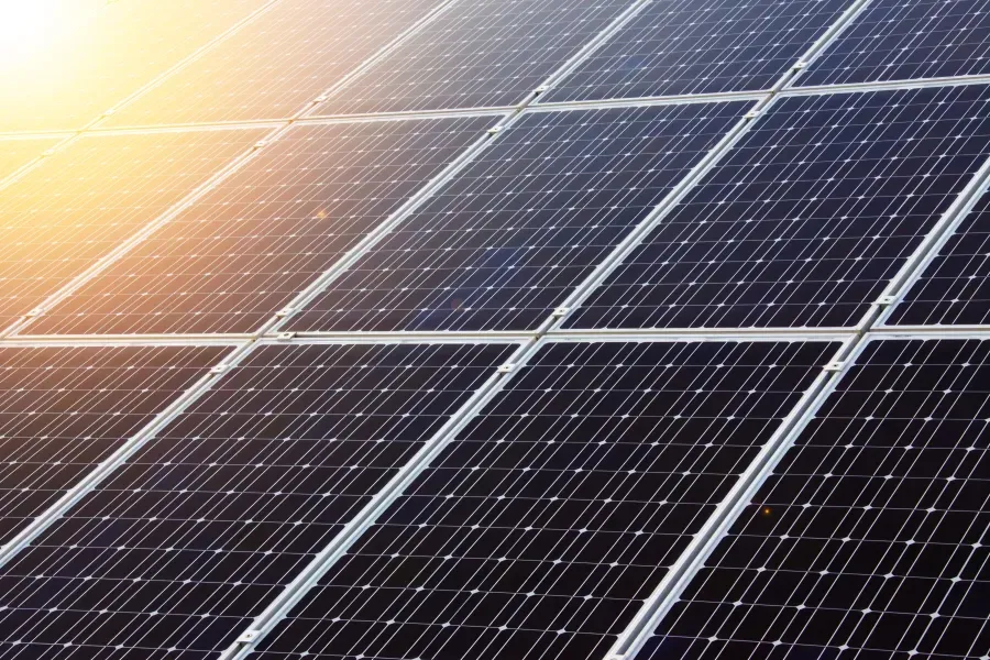 Un homme dépanne les panneaux photovoltaïques sur un toit