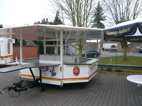ein aufgebauter Getränkestand vom Worringer Getränkefachmarkt