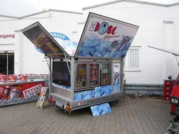 ein aufgebauter Getränkestand vom Worringer Getränkefachmarkt