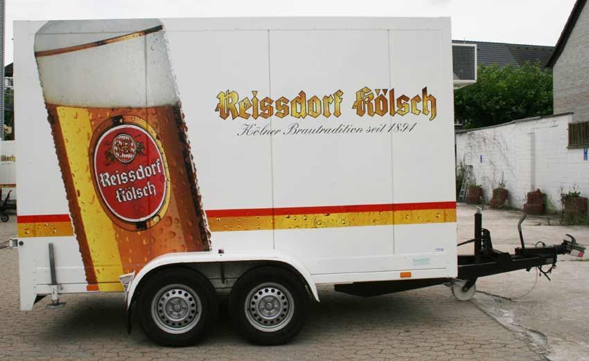 ein weißer Anhänger mit Bierwerbung darauf
