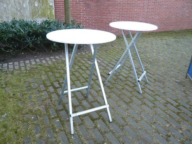 zwei weiße Stehtische vom Worringer Getränkefachmarkt