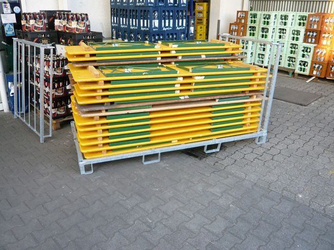 mehrere Stapel mit zusammengeklappten Biertischen vom Worringer Getränkefachmarkt