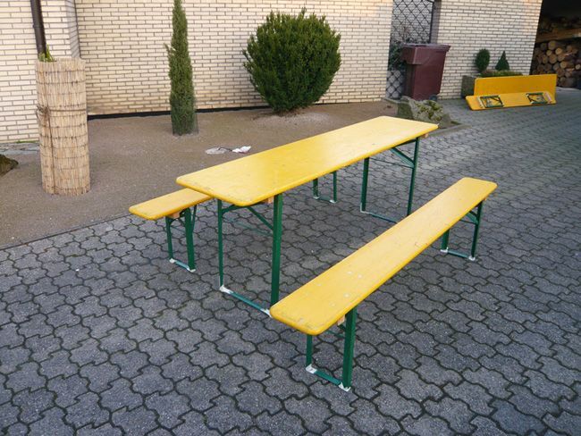 eine aufgebaute Zeltgarnitur vom Worringer Getränkefachmarkt