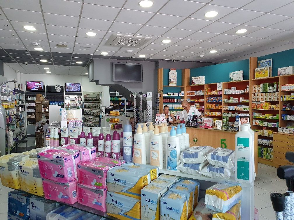 El interior de una farmacia llena de muchos productos.