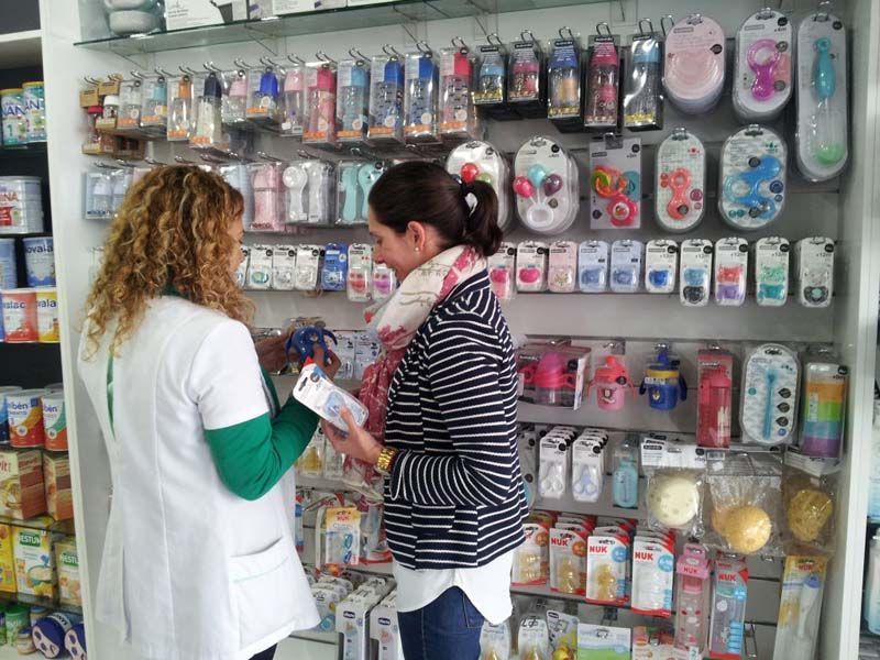 Dos mujeres están mirando productos para bebés en una tienda.
