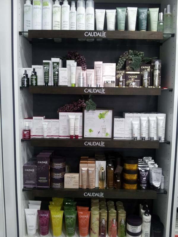 Una exhibición de cosméticos Caudalie en una tienda.