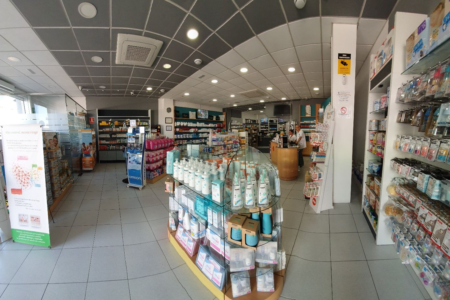 El interior de una farmacia llena de muchos productos.