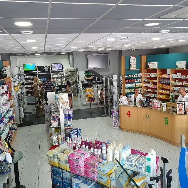 Una farmacia con un mostrador que tiene el número 4