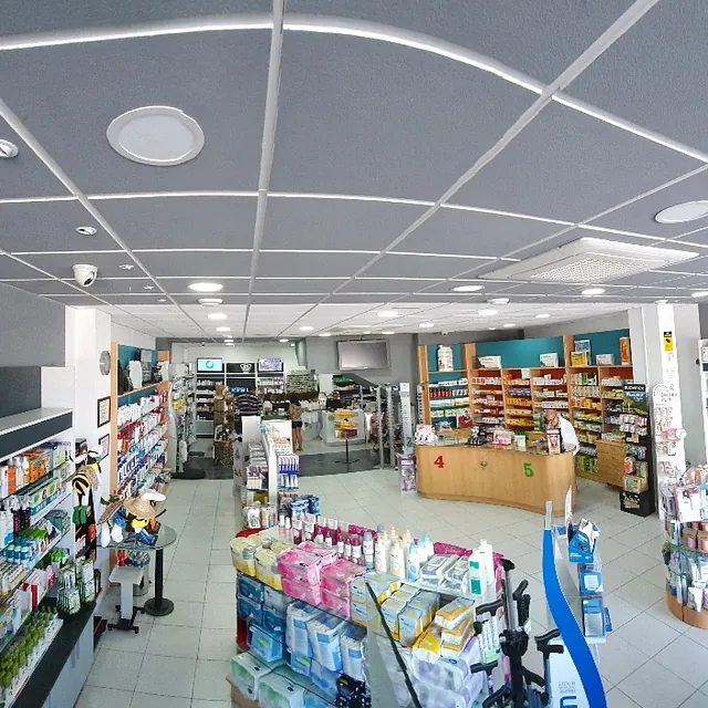 El interior de una farmacia llena de muchos productos.