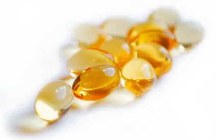 Un montón de pastillas amarillas están apiladas una encima de otra sobre una superficie blanca.