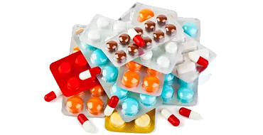 Una pila de pastillas y cápsulas sobre un fondo blanco.