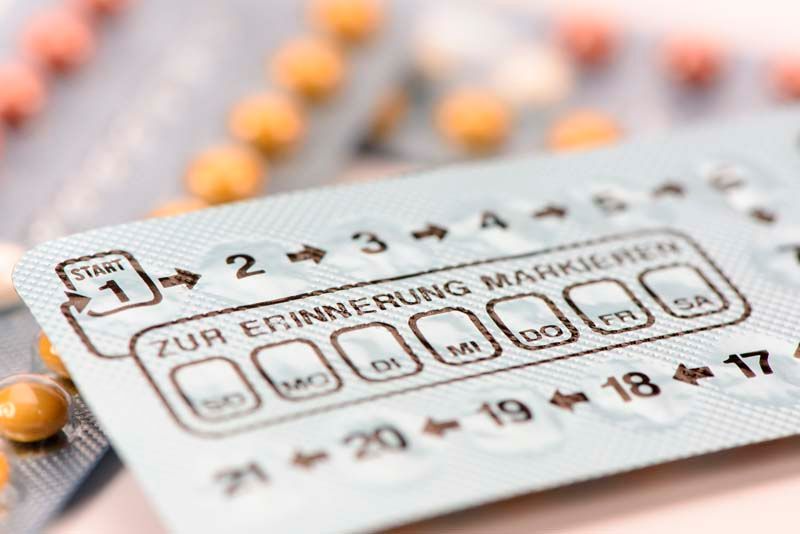 Un primer plano de un paquete de pastillas anticonceptivas.