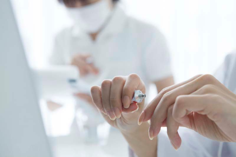 Un primer plano de una persona sosteniendo un bolígrafo en la mano.