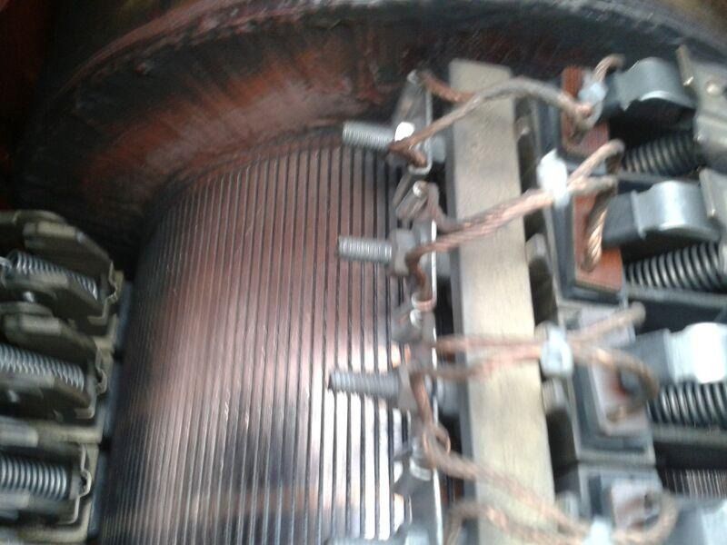 Primer plano de los devanados y las bobinas de cobre del interior de un motor eléctrico