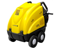 Máquina industrial amarilla para limpiar suelos, con ruedas y mango negros, sobre un fondo blanco