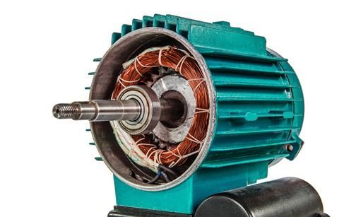 Vista en corte de un motor eléctrico verde azulado que muestra el rotor, los devanados del estator y el eje