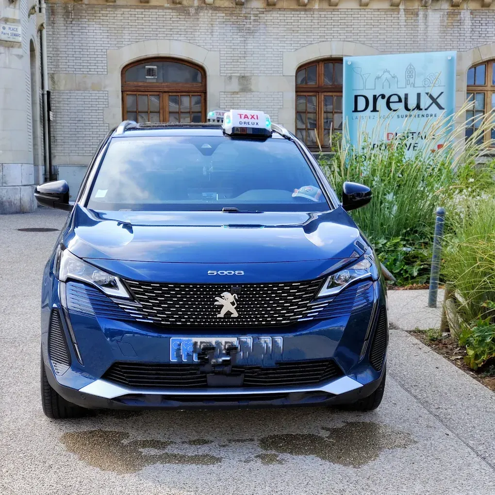 Une voiture de la marque Peugeot 5008 vue de face.