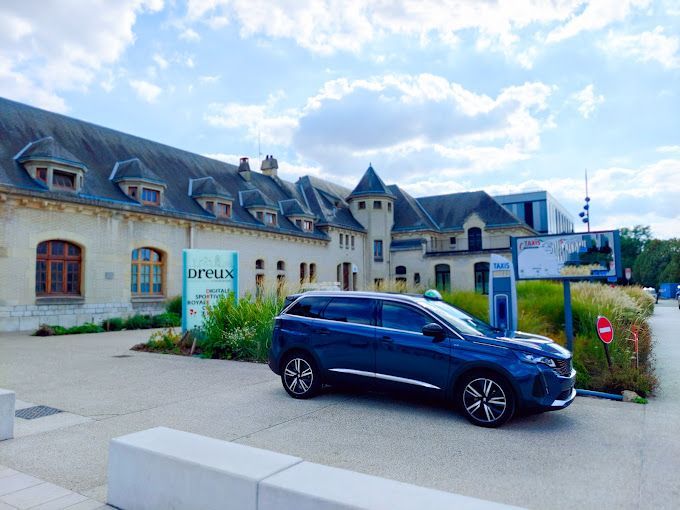 Une voiture bleue vue du côté droit.