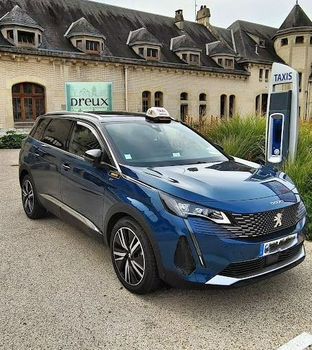 Une voiture de taxi de la marque Peugeot 5008 vue de biais.