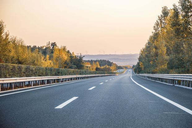Une route avec des arbres autour.