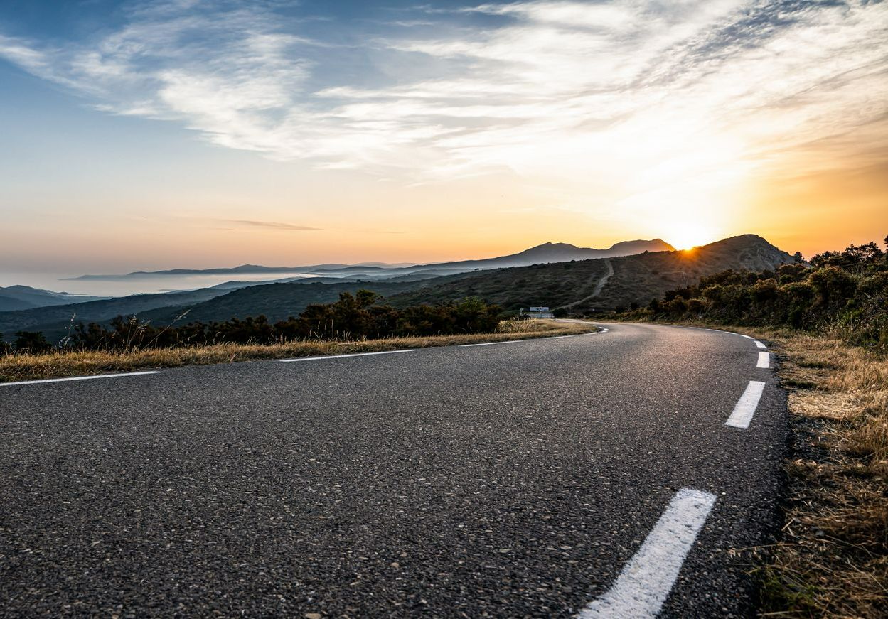 Une route avec des paysages montagneux.
