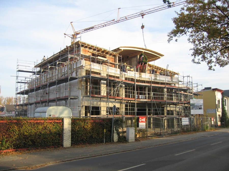 Gebäude im Bau mit Gerüst und Kran.