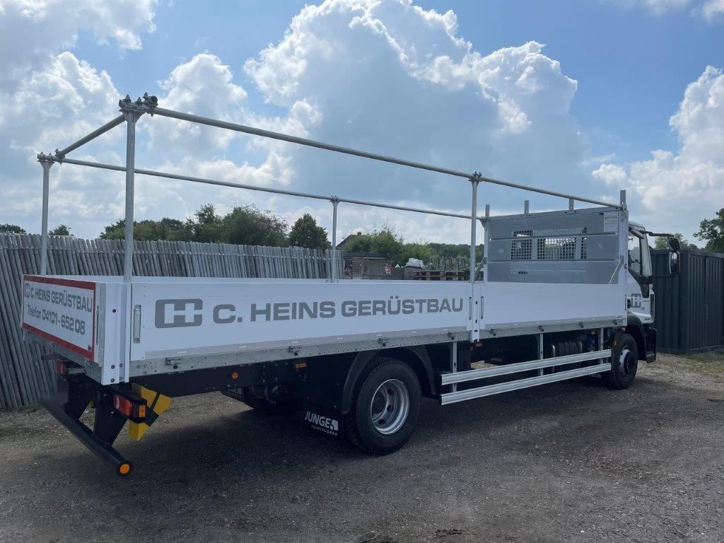 Weißer Pritschenwagen mit Gerüstaufbau, Logo: