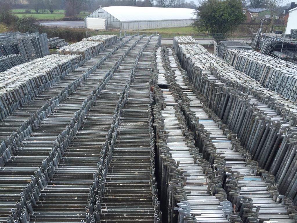Reihenweise gestapelter Metallgerüste, draußen, auf dem Lagerplatz.