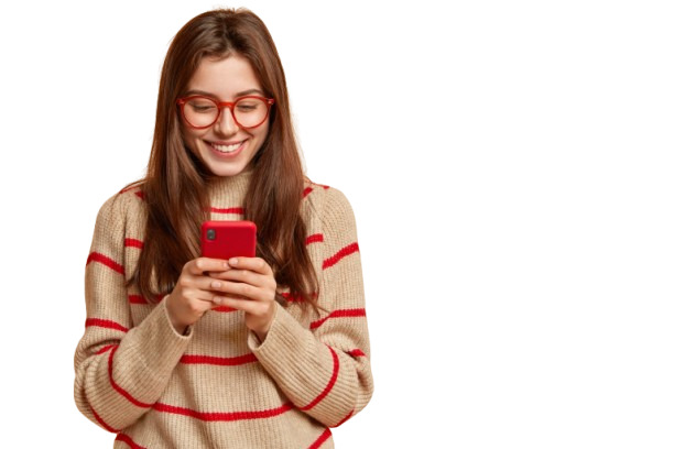 Femme portant des lunettes rouges et un pull rayé, souriant en regardant un téléphone rouge.