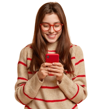 Femme portant des lunettes rouges et un pull rayé, souriant en regardant un téléphone rouge.
