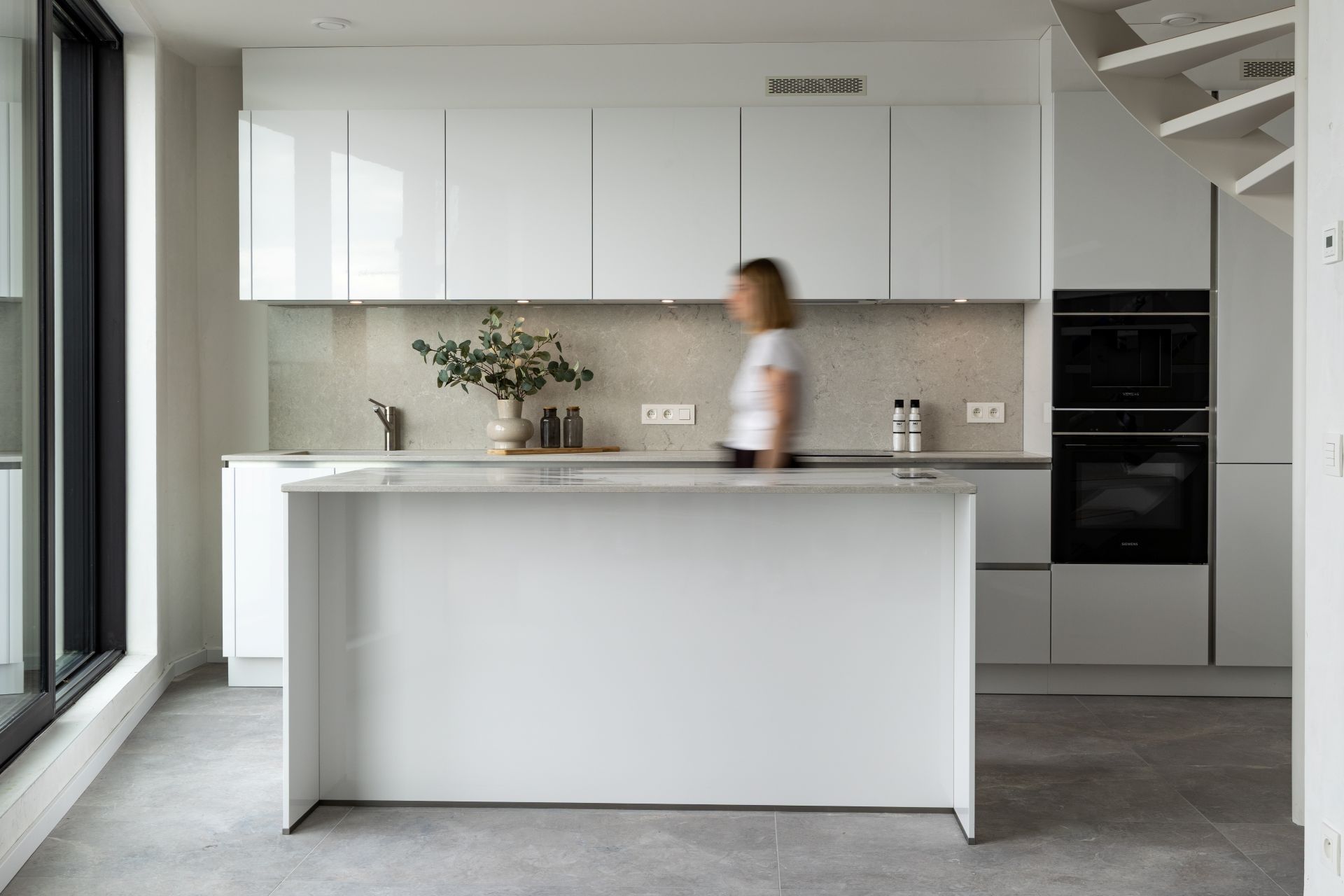 Greeploze witte keuken met tijdloos, minimalistisch design.
