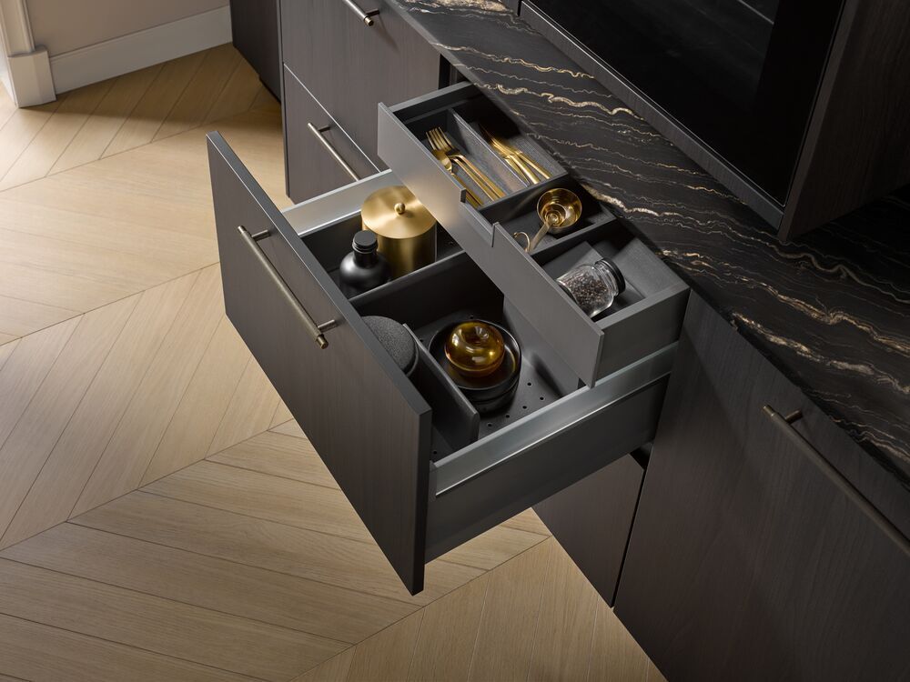 Moderne keuken met geïntegreerde opbergoplossingen: uittrekbare lades met slimme indeling voor beste