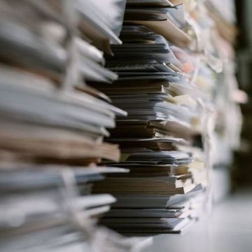 Una pila de libros colocados uno encima del otro en un estante.