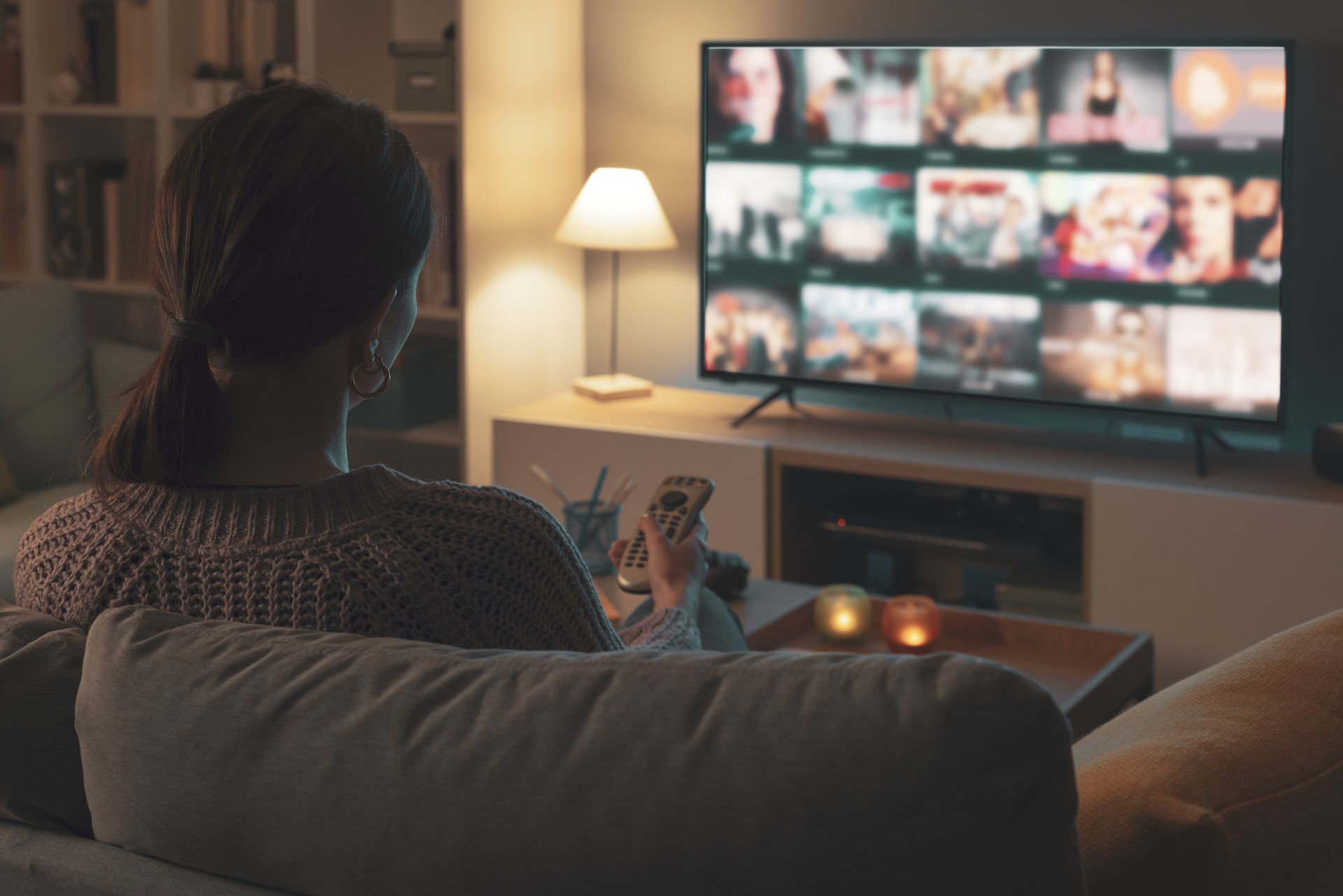 Femme qui regarde la télévision