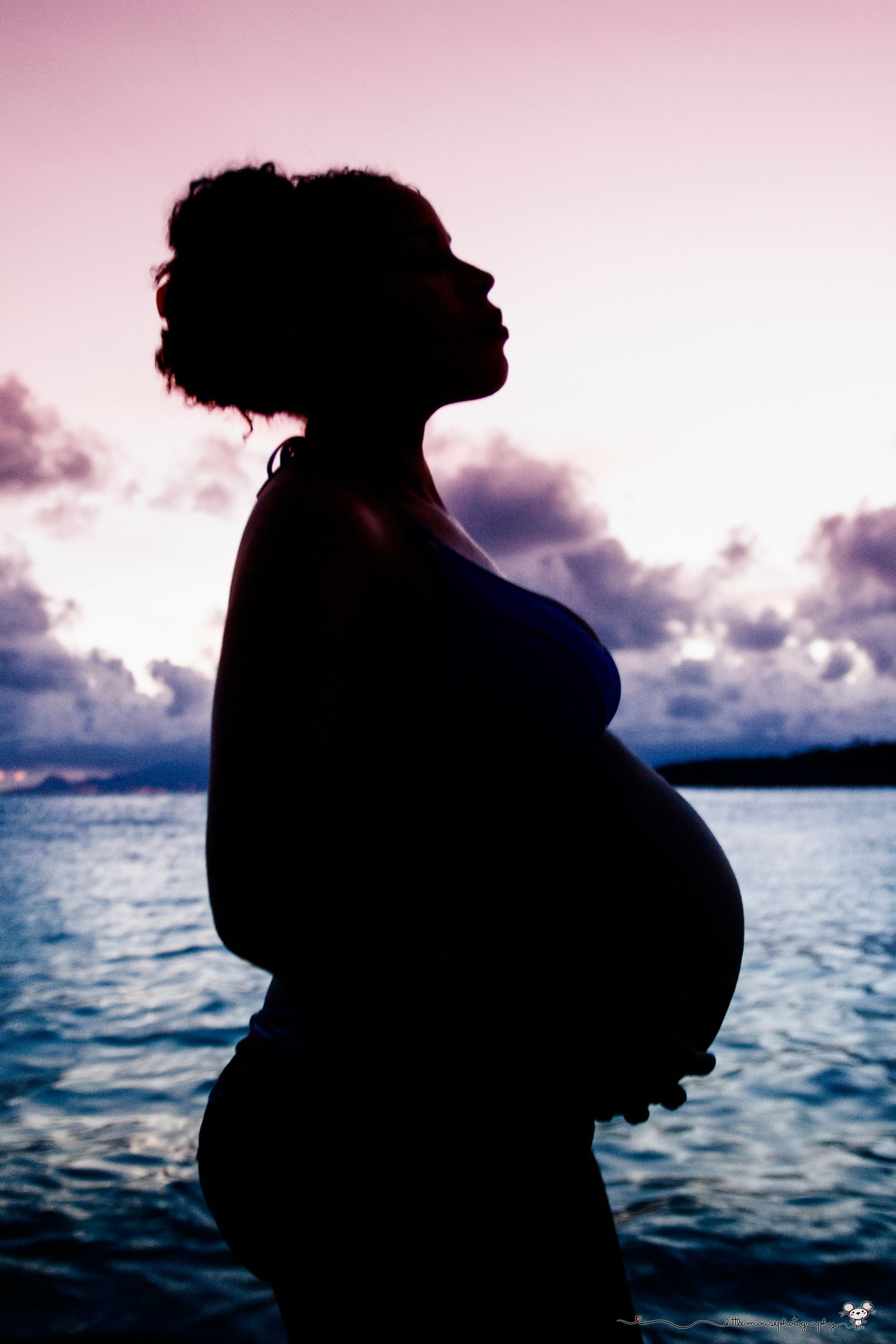 Femme enceinte à la plage