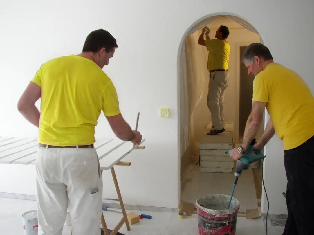 Arbeiten an einer Hausfassade