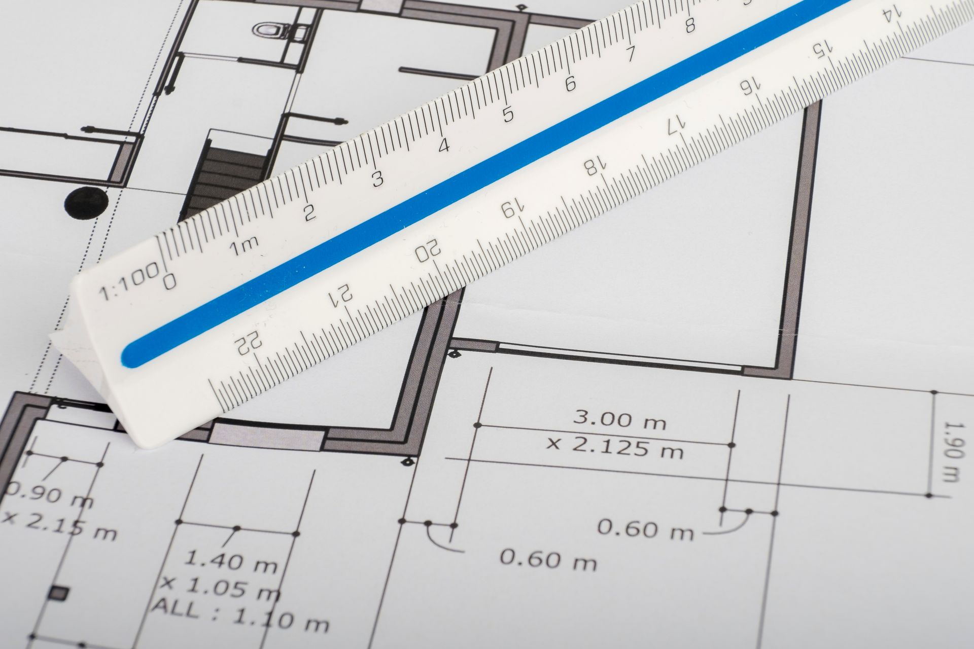 Une règle posée sur un plan de permis de construire.