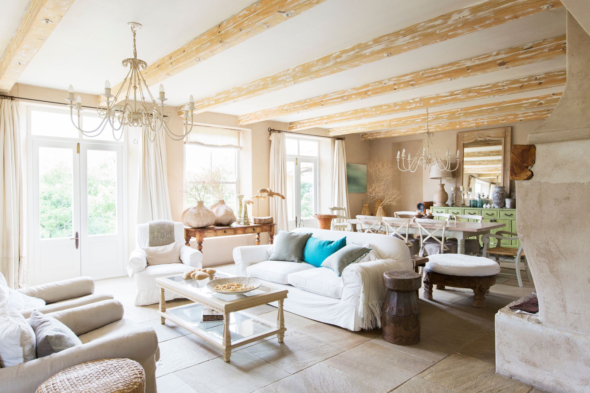 L'intérieur d'un salon avec des poutres apparentes au plafond.