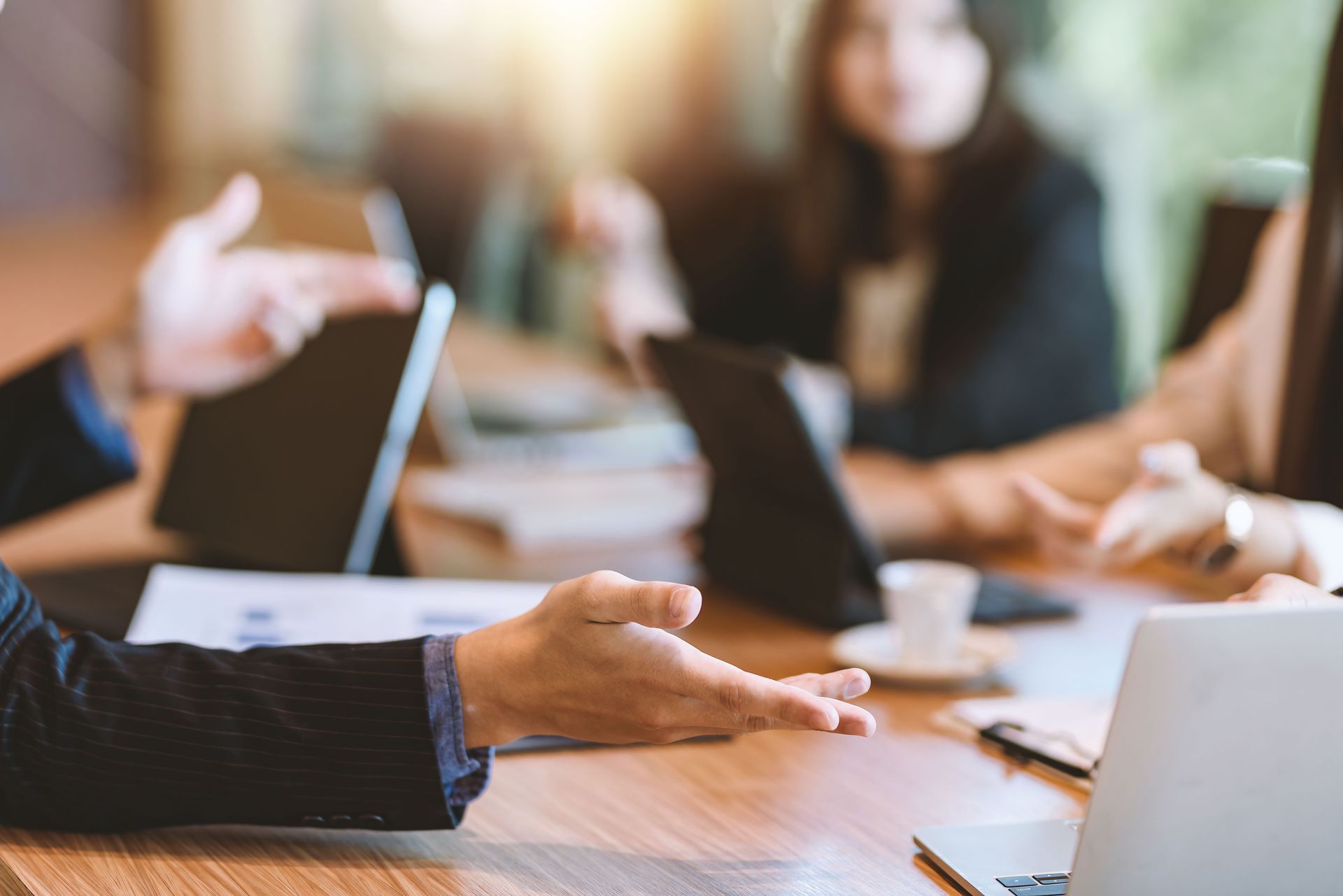 Plusieurs personnes autour d'une table pour une réunion de travail.