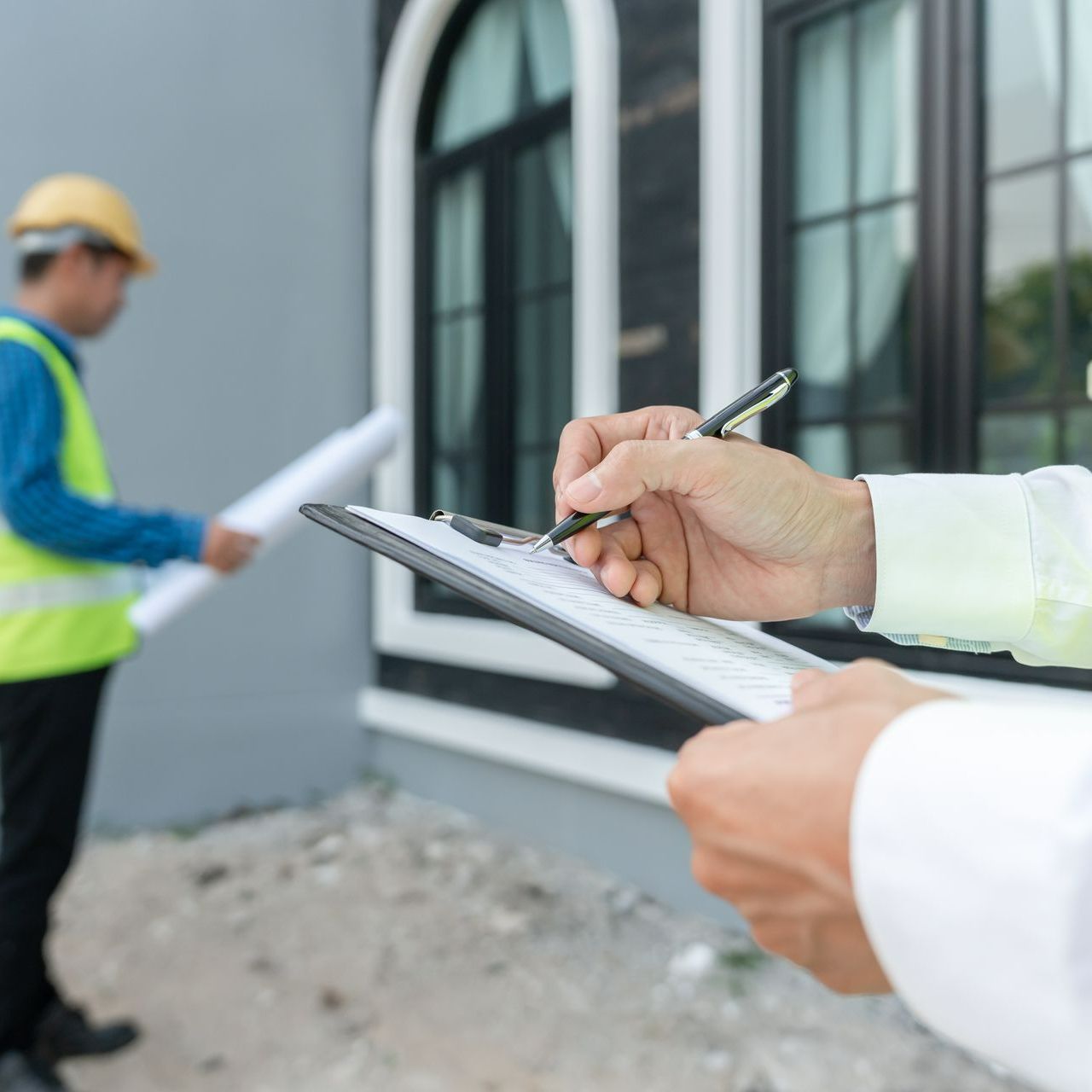 Des experts du bâtiment inspectent une maison.