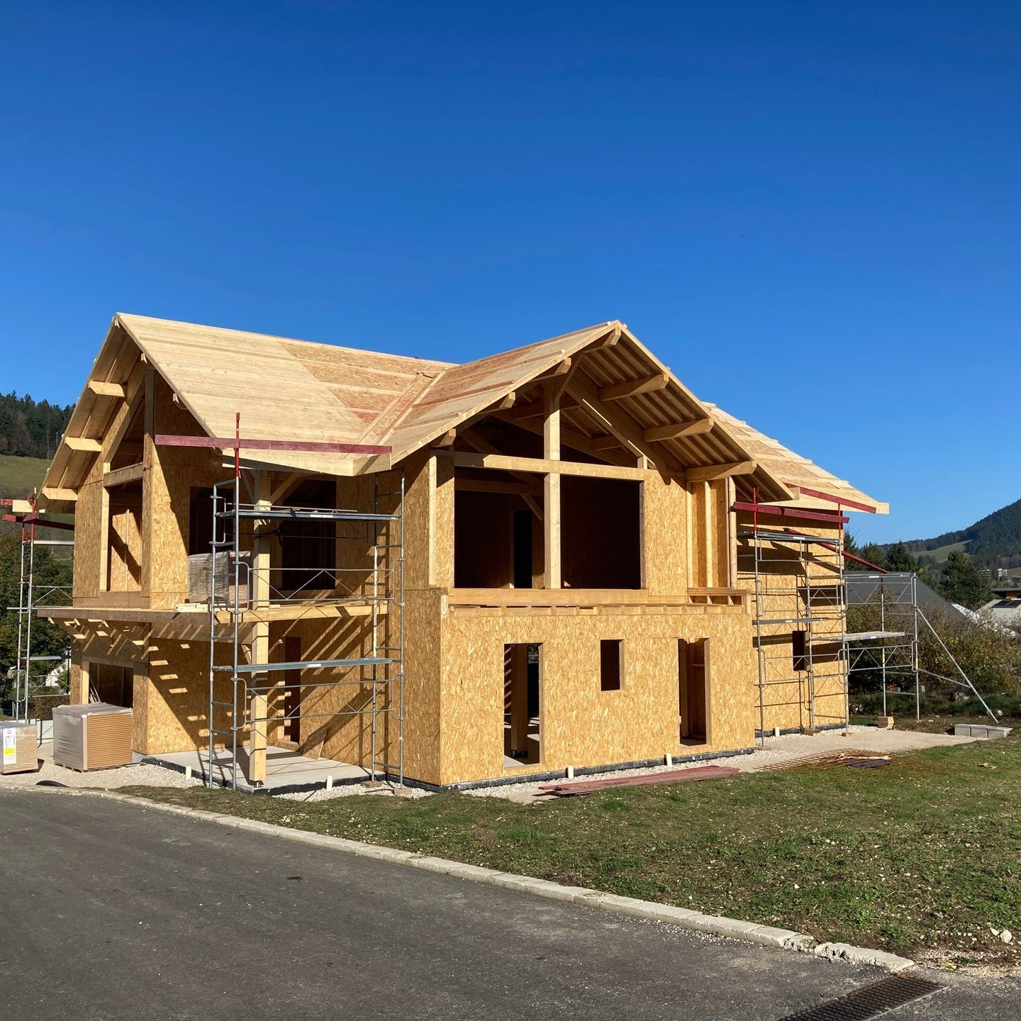 Une maison en bois en cours de construction.