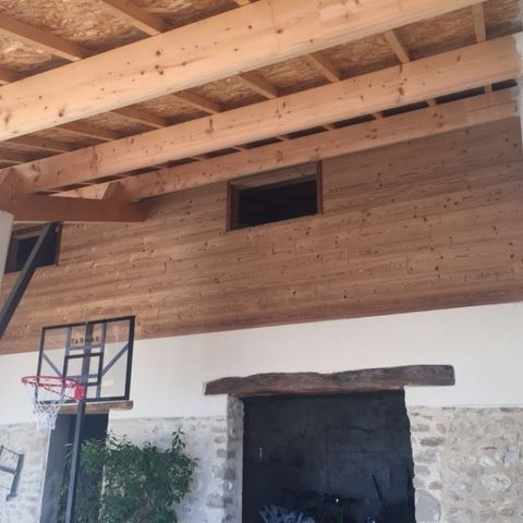Construction en bois et en pierre.