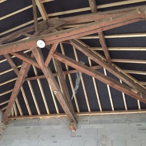 Charpente en bois avant finition.