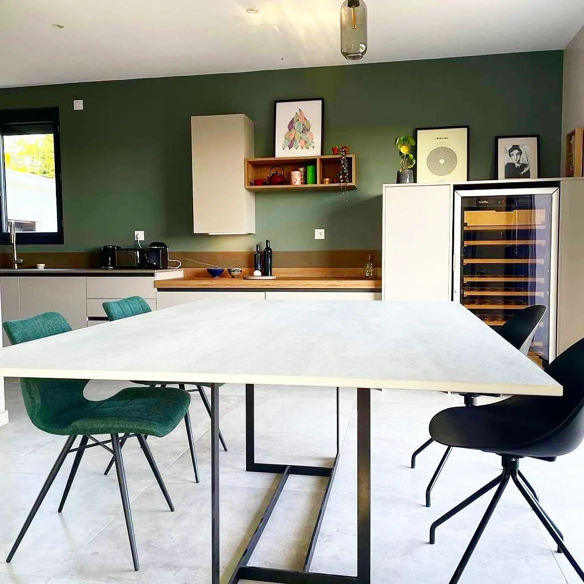 Une table avec 4 chaises dans une cuisine neuve.