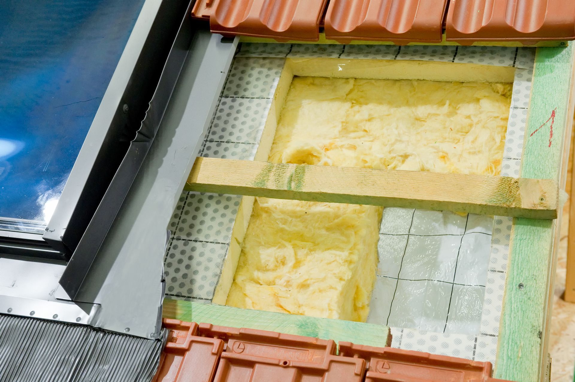 Panneaux de mousse isolante installés à l'intérieur d'une cavité murale à ossature sous une fenêtre